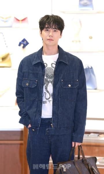 【フォト】イ・ジュニョン（「UKISS」ジュン）、爽やかなデニムコーデ…イタリアのファッションブランドイベントに参加
