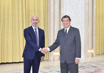 何立峰氏、UAEアブダビ投資庁幹部と会談