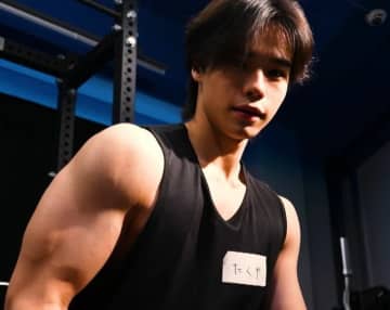 彼女は“日本一可愛い女子高生”！イケメン彼氏(18)の超絶肉体美にギャルタレントも惚れ惚れ「かっこいい～」