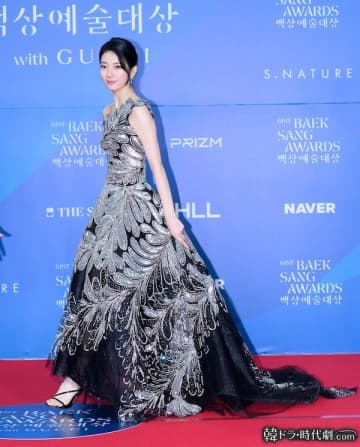 ブラック一辺倒を破った！韓国女優たちの華やかな「第61回百想芸術大賞」レッドカーペット姿【独占写真】