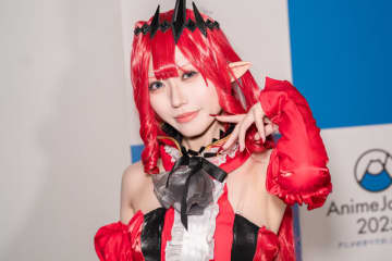 【コスプレ】真っ赤なドレスに伸びる美脚が艶やか！振り向き姿にも華がある「バーヴァンシー」の美女レイヤー【写真8枚】