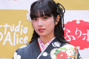 17歳向井怜衣、小学校卒業時の袴撮影で爆笑　カメラマンが「うさぎの人形を振ってくれたりして（笑）」