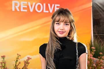 【論争再び】“びんぼっちゃま”スタイルで話題になったBLACKPINK・リサ、ファッションの祭典で見せた衝撃の“ノーパンツ姿”