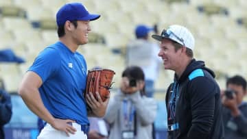 大谷翔平　敵軍の監督に忍びよりドッキリからのおなじみの「ヘッドバンプ」で交流　昨季までドジャースのコーチで走塁を磨いた仲　試合では策士に