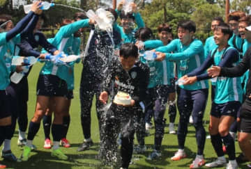 「微笑ましすぎ」誕生日を迎えた福岡の金明輝監督、選手からの手荒い祝福にファンは「良い雰囲気」「最高」