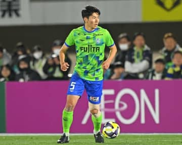 湘南DF鈴木淳之介を日本代表の森保一監督が賞賛。E-1選手権での代表招集も？「今後が楽しみな選手」