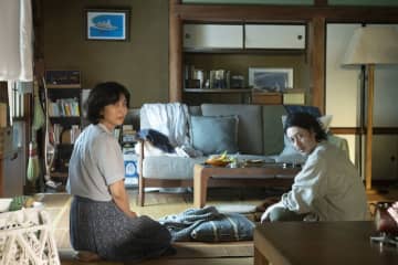喪失感を抱くオダギリジョーと見切りをつけた松たか子が思いをぶつける様子　「夏の砂の上」場面写真