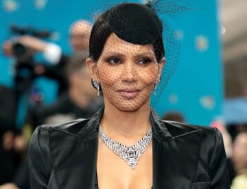 ハル・ベリーのメットガラでの透けてるドレスが波紋「やりすぎでは」