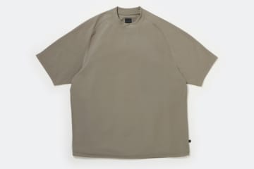 ダイワ ピア39の25年春夏メンズTシャツ、ダブルポケットや裾ドローコード仕様で
