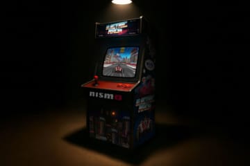 ニッサンFEチームがレトロ風ゲームを初リリース。8ビットビジュアルの東京を最新EVマシンが爆走！