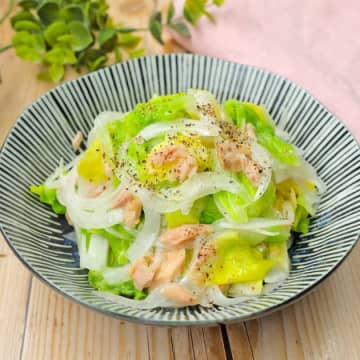 【キャベツと新玉ねぎを和えるだけ】「冷蔵庫に常備だわ」「味付けが抜群にウマい」火を使わずに作れる簡単マリネレシピ
