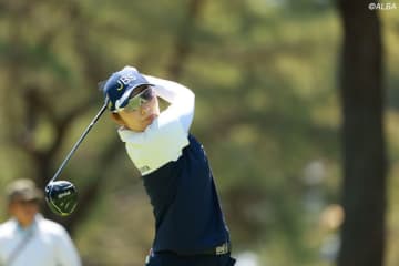 藤田さいきが14年ぶりの単独首位発進　桑木志帆1差2位