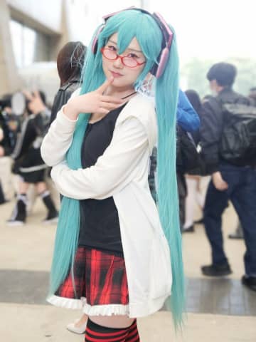 “平成のアニメオタク”な初音ミクのコスプレ、意識したのは「小悪魔さを感じるような表情、ポージング」