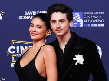 熱愛中のティモシー・シャラメ＆カイリー・ジェンナーが初のレッドカーペットデビューでラブラブ姿披露！