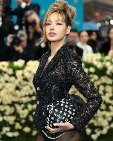 BLACKPINK リサ、ルイ・ヴィトンの大胆衣装が議論に…活動家の顔をプリント？デザイナーが釈明