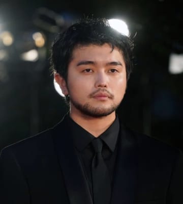 「体張りすぎww」KingGnu井口、まさかの体勢にSNS驚き「腕ムキムキなってる」「インパクト強すぎて曲が全然入ってこない笑」
