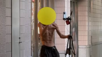 【独自】コンビニや電車に交番の前まで…辺り構わず“迷惑ダンス”配信続ける“半裸男”を直撃「表現の自由」繰り返す理由に“あ然”　違法性ないのか？