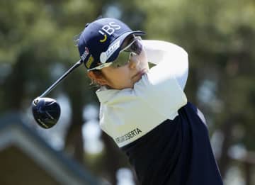 藤田さいきが首位、2位桑木志帆　サロンパスゴルフ第1日