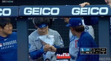 大谷&山本がチームメイトに“粋な振る舞い”「かわいい」「お辞儀してるw」ド軍ベンチでのほっこり一幕が話題