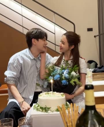 SE7EN＆イ・ダヘ、熱い公開キスも！結婚2周年の記念ショットに反響