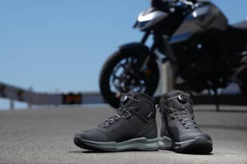 バイク乗りに試して欲しいシューズ『Discover WP』の機能性と履き心地に感動