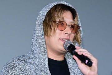 BreakingDownの“歌舞伎町最強ホスト”、母親顔出しにネット仰天「本当に？お母さん？若すぎて彼女に見える」