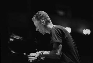 キース・ジャレット、2016年ウィーンでのソロ・ライヴ録音のリリースを発表！先行トラック「パート5」が公開