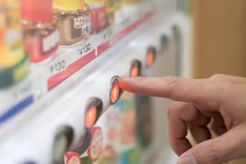 堀江貴文『どういう神経してんだ…』GW中の自動販売機で”女性の行動”に不満爆発…SNSの投稿には女性から返答殺到「みんながみんなSuicaを頻繁に使う訳じゃないし…」「イライラしすぎじゃない？」