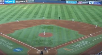球場騒然！ 大谷翔平、軽く振って”まさかの光景”「エグいな」「左殺し」 172キロ“弾丸ライナー”→右中間をあっという間に“爆速通過”