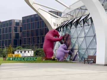 「3頭のクマのオブジェが少子化を助長」ソウル植物園が苦情受け撤去へ＝韓国ネット「何の関係が？」