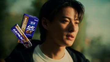 平野紫耀、「ムヒシリーズ」新CMでひまわり畑ではしゃぐ姿＆大ジャンプ披露！　岸優太とのドキドキエピソードも明かす