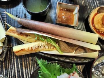 ひと味違う！真竹の焼きたけのこと焼きこんにゃく！美味しいピリ辛酢味噌がけ