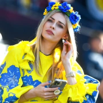 「とんでもない美女だな！」アーセナルDFの“世界一美しいWAG”が敵地パリで魅せた圧倒的美貌にファン喝采！「オーラを隠し切れない…」