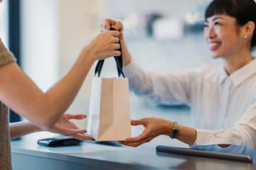 一流店に学ぶ！主導権を「お客」に与える、ファンづくり接客の極意とは