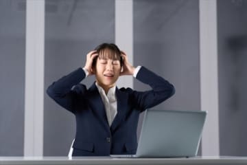 迷惑すぎる友人、銀行窓口で混雑もお構いなしにマシンガントーク！ 先輩にも注意され追い詰められた女性、苦渋の決断で異動＆絶縁