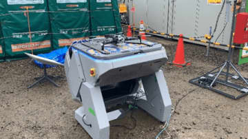 KDDIスマートドローン、自動充電ポート付きドローンによる遠隔自動ダム巡回実証に成功