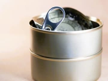 油でギトギトの『ツナ缶』を一発でキレイにする方法！臭いもスッキリ取れちゃった♪【試してみた】