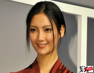 「見事な背筋」菜々緒、“ジム通い半年”で仕上がった肉体美にファンため息「後ろ姿も美しい」
