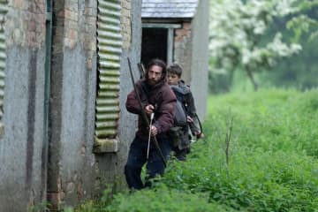 人間が凶暴化するウイルスで国が壊滅…ダニー・ボイルが語る“その後”『28年後…』特別映像が公開