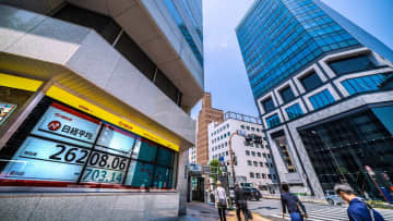 東証プライム市場の株価騰落率〈トップ3・ワースト3〉…日本で高まる“再編”の熱。「完全子会社化」報道でストップ高まで買われた要注目銘柄の正体【昨日の株価】