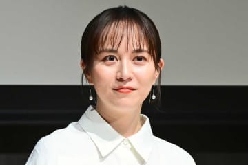 事務所移籍の38歳女優が大胆撮影　“背中ざっくり”ドレスに反響「美のかたまり」「年々綺麗に」