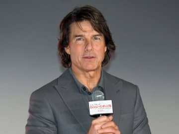トム・クルーズ、トトロの前で記念撮影　満面の笑みに大反響「どんぐり拾ったかな」「いい顔してる～！」