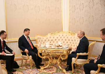習近平主席、プーチン大統領と茶話会