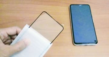 スマホの『画面保護フィルム』は不要？　強化ガラスが普及した今でも貼る意味がある？