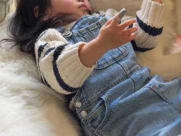 『顎クイ』する２歳娘　まさかの相手に「笑った」「表情が…」