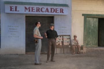 ダニエル・クレイグ主演『クィア/QUEER』、ジョナサン・アンダーソンが担当した衣装も目を引く場面＆メイキング写真公開
