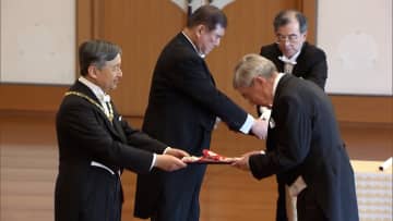 天皇陛下が大島理森元衆院議長らに大綬章を授与　春の叙勲親授式　IOC・バッハ会長も祝福