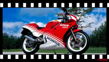 「2スト全盛期を代表する傑作」1986ホンダNSR250R：レーサーに保安部品を付けただけ!【あの素晴らしい名車をもう一度】