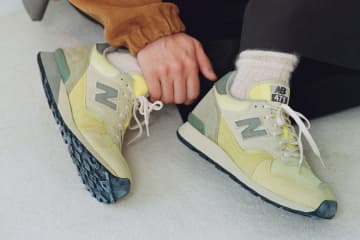オーラリー×ニューバランスのスニーカー「475」色褪せた風合いのヴィンテージグレー＆イエロー