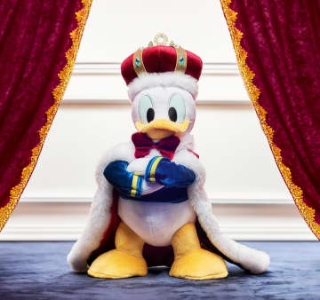 ドナルドの誕生日グッズに王冠とマントで腕組みポーズのぬいぐるみが登場。大胆なプリントのシャツも